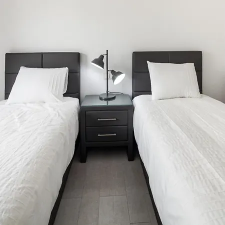 Remarkable 3 Bedroom In Eivissa 아파트 이비자타운